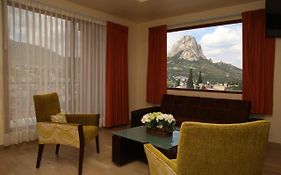 Hotel Plaza Bernal